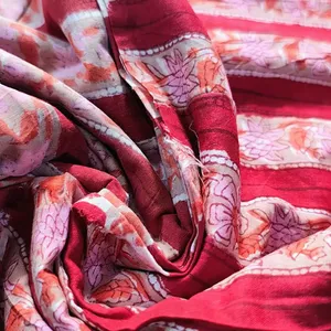 Tissu en voile de coton imprimé à la main Sanganeri, motif floral rouge, respirant, pour ameublement - Product Image 2
