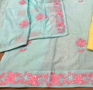 Costumes de fête indiens brodés à la main non cousus de créateur moderne pour femmes pour les fêtes de style traditionnel - Product Image 3