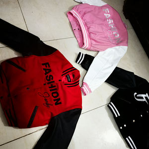 Veste universitaire en tricot d'hiver pour femmes, broderie matelassée sur le devant, manches longues, bouton, coupe courte, veste de baseball décontractée, streetwear, 100% - Product Image 5