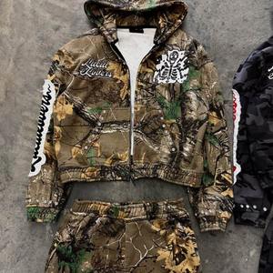 Conjunto Deportivo Personalizado con Estampado DTG Completo, Sudadera con Capucha y Pantalones Deportivos Holgados de Camuflaje, 100% Algodón, para Hombre - Product Image 4