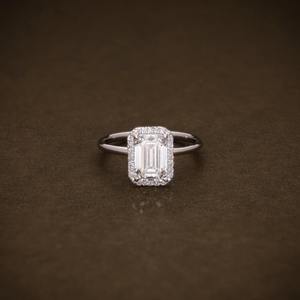 Bague de fiançailles en diamant de laboratoire taille émeraude halo 2,10 CTW Diamants certifiés IGI Bague solitaire avec halo Cadeau de mariage pour elle - Product Image 1