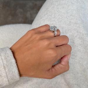 Bague de fiançailles en diamant de laboratoire de 10 carats, taille ovale, trois pierres, F VVS1 VVS2, certifiée IGI, cadeau pour elle, bague de promesse - Product Image 1