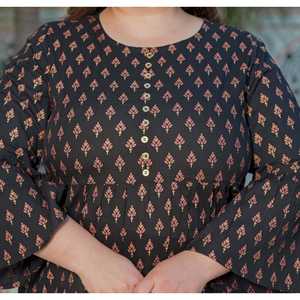 Pantalones cortos Kurti de mujer de talla grande de rayón negro con estampado floral cortos de talla grande - Product Image 6