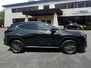 Lexus NX 250 AWD Automatique 2024, Jantes en Alliage R17, Sièges en Cuir, Système de Navigation, Démarrage à Distance, Toit Ouvrant, Sièges Chauffants - Product Image 4