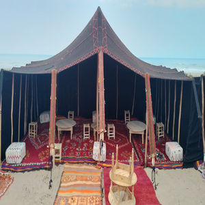 Tentes en poils de chèvre du Sahara, abris nomades traditionnels du désert, adaptés au climat, à la culture et à la vie durable en Afrique du Nord - Product Image 2