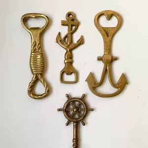 Abridor de Botellas de Latón Macizo Hecho a Mano con Acabado Moderno, Ecológico y Duradero para el Hogar, Bar, Cocina, Regalo, Decoración - Product Image 1