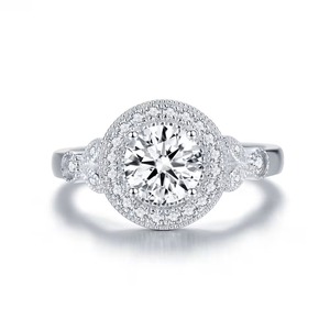 Bague de fiançailles vintage haut de gamme ronde brillante avec diamants de laboratoire F-VS2, monture à griffes en or massif 14K, produit élégant - Product Image 1