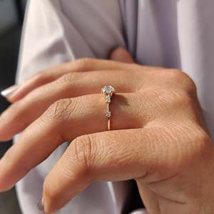 Bague de fiançailles en diamant rond avec sertissage élégant Muse - Product Image 5