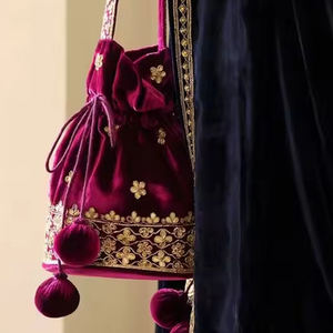 Bolsa de cubo púrpura con bordado dorado de seda con cuentas de cristal y perlas para bodas y fiestas - Product Image 4