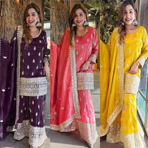 Les plus belles femmes portent un palazzo en soie Chinon doux de fantaisie avec un ensemble Dupatta avec une broderie à séquences lourdes. - Product Image 5