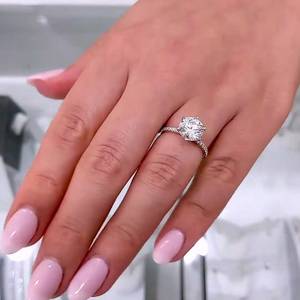 Bague solitaire en or blanc certifiée Round Lab avec accents de diamants 1,50 carats certifiés IGI - Product Image 2