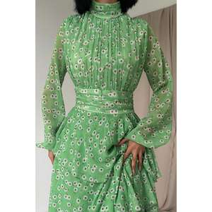 Vestido de Gasa Verde al por Mayor con Corte en A, Detalle de Cintura Natural y Estampado Floral - Product Image 2