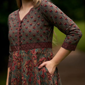 Nouvelle robe Eleanor pur coton bloc à la main imprimé Style bohème fabriqué à la main mode éthique vert olive et marron - Product Image 1