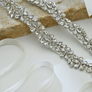 Cinturón de Novia Bridella BS37 Color Marfil con Decoración de Pedrería, Ajustable para Bailes de Graduación y Eventos Formales - En Existencia - Product Image 6