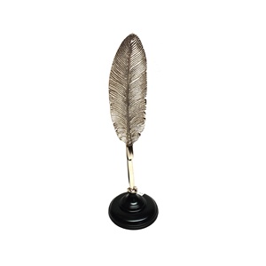 Sculpture en plumes personnalisée en aluminium avec base noire pour la décoration de la maison, du bureau et du restaurant - Product Image 1