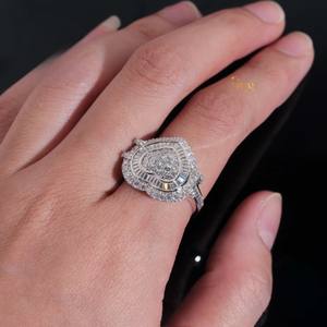 แหวนเพชรโมอิสซาไนต์ทรงหัวใจสีทองทึบ10K ที่สวยงามพร้อมฮาโลและบาแกตต์ของขวัญวันครบรอบแต่งงานสำหรับเจ้าสาว - Product Image 6