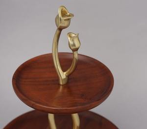 Élégant support à gâteau en bois à 2 niveaux avec tige en métal doré en forme de tulipe, plateau décoratif pour desserts, idéal pour les mariages, les fêtes et la décoration rustique de la maison. - Product Image 4