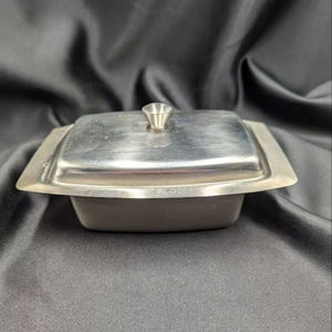 Beurrier en métal minimaliste avec couvercle protecteur, parfait pour le comptoir de cuisine, rangement du beurre - Product Image 1