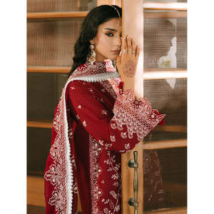 Conjunto Mahnur de 3 Piezas: Camisa de Chifón Bordada con Dupatta de Tela Khaddi y Pantalón-BIC-4700 - Product Image 2