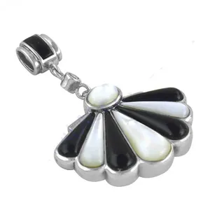 จี้รูปพัดเงินแท้ 925 ประดับมุกขาวดำ ประกายระยิบระยับ - Product Image 3