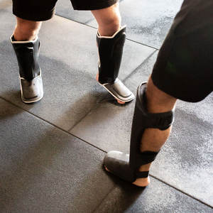 Espinilleras flexibles con costuras fuertes y espinilleras ajustables de uso duradero para entrenamiento, gimnasio y práctica marcial - Product Image 3