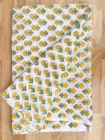 Tissu en coton pur blanc de qualité supérieure avec motifs floraux jaunes de fleurs de marguerite et feuilles vertes, imprimés à la main selon la technique traditionnelle de Jaipur.