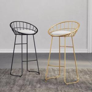 Tabouret de bar en fer d'inspiration vintage conçu avec une attention aux détails idéal pour les intérieurs haut de gamme et tendance - Product Image 5