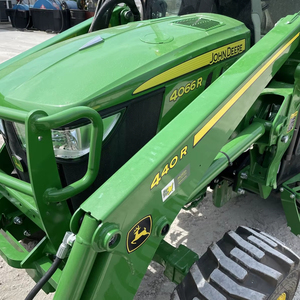 รถแทรกเตอร์ล้อยางรุ่นใหม่ 4066R ของ John Deere กำลัง 66 แรงม้า พร้อมหัวขุดตักดินสำหรับงานก่อสร้าง ระบบขับเคลื่อน 4 ล้อ ปั๊มส่วนประกอบหลัก - Product Image 5