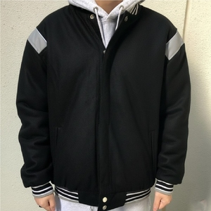 Chaqueta Varsity Negra con Cierre de Cremallera, Estilo Atlético Clásico con Cierre Frontal - Product Image 1