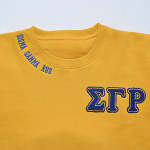 เสื้อสเวตเชิ้ตไหมพรมสีทอง Sigma Gamma Rho Sorority รุ่น Winter Chenille สำหรับผู้หญิง พร้อมตัวอักษรภาษากรีก ผ้าฟลีซพรีเมียม คอกลม มีตราสัญลักษณ์ด้านหน้า - Product Image 3