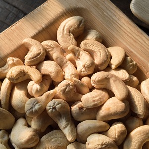 Vietnam <b>Cashew</b> <b>Nuts</b> W240 With USDA / EU Organic Certifications Suitable For Export For Food Processing Applications - Product Image 2