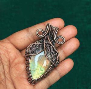 Pendentif Pyramide en Malachite HARI OM CREATIONS, en laiton plaqué argent, style vintage, serti de griffes, enroulé de fil, vente en gros - Product Image 5