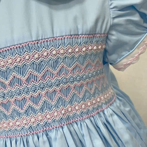 Robe en lin doux smocké faite à la main pour bébé filles Style décontracté pour le premier anniversaire de l'enfant en bas âge OEM Made in Vietnam - Product Image 5