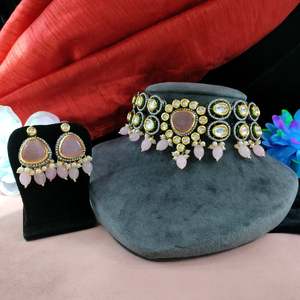 Ensemble de tour de cou Kundan et Moissanite en métal poli de la meilleure qualité pour les femmes - Product Image 4