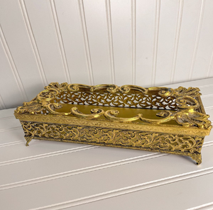 Une boîte à mouchoirs rectangulaire en métal maillé doré, ornée de roses et de feuilles dorées décoratives - Product Image 2