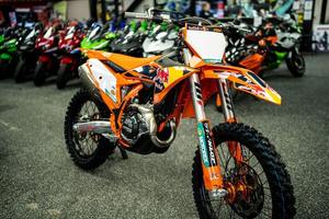 NUEVA Y AUTÉNTICA Motocicleta Eléctrica Todoterreno 450 SX-F 2025, Nueva y Usada, Cilindrada de 200cc, Disponible al por Mayor - Product Image 2