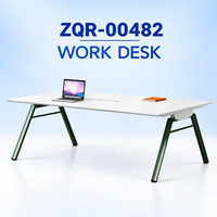 Table de conférence rectangulaire moderne blanche avec structure en acier vert et plateau central en bois pour les espaces de formation au bureau