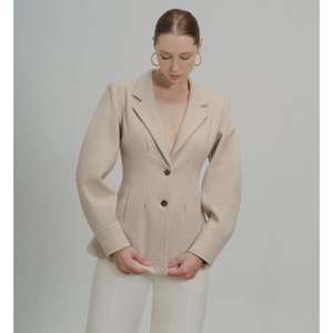 Chaqueta Nolia al mejor precio, ropa de mujer, traje y chaqueta de mujer de alta calidad, estilo minimalista elegante hecho en Vietnam - Product Image 6