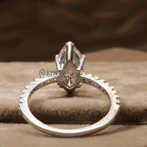 Marquesa y diamante de corte redondo solitario con acentos anillo de compromiso para mujer - Product Image 2