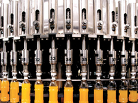 Machine de remplissage de bouteilles de boissons entièrement automatique à moteur électrique pour eau pure et jus de fruits