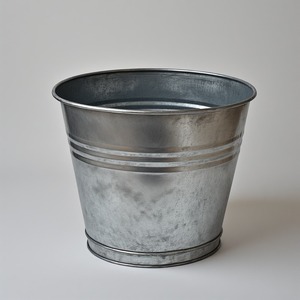 Maceta galvanizada real con superficie antigua hecha a mano, perfecta para un elegante Jardín de vacaciones y un estilo de temporada al aire libre - Product Image 6