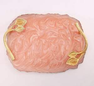 Bandeja de servicio de mármol y resina hecha a mano de la mejor calidad con mango de metal ecológico para la decoración del hogar y la boda - Product Image 4