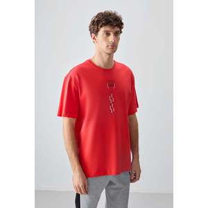 เสื้อยืดพิมพ์ลายเนื้อผ้าหนานุ่ม 100% คอตตอนทรงโอเวอร์ไซส์สำหรับผู้ชาย ยี่ห้อ Air Jones สีเฟียสต้า สไตล์ลำลองแนวสตรีทแวร์ - Product Image 4