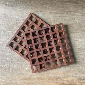 Salvamanteles de Madera Maciza Estilo Nórdico, Diseño de Rejilla Cruzada, Aislante de Calor, Protector de Escritorio Premium para Platos Calientes, Juego de Salvamanteles de Madera - Product Image 1