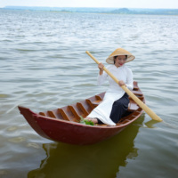 Petit bateau pneumatique en bois de type sampan d'Asie du Sud-Est, 1 personne, fond rouge, pour la décoration et le canoë-aging