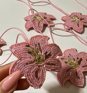 Adorno Navideño Artesanal Ecológico de Lujo con Cuentas en Forma de Bastón de Caramelo, Bayas Rojas Festivas, Hojas de Acebo y Fieltro para Ventanas Interiores - Product Image 1