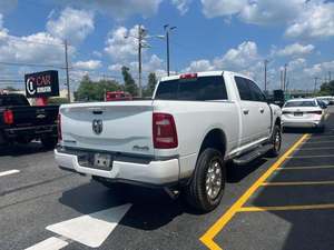 Dodge Ram 2500 Laramie Crew Cab 4WD 2024 Usada, Gasolina/Gasóleo, Turbo, Volante a la Izquierda, Ruedas Cromadas, Asientos de Cuero, Techo Panorámico Automático - Product Image 3