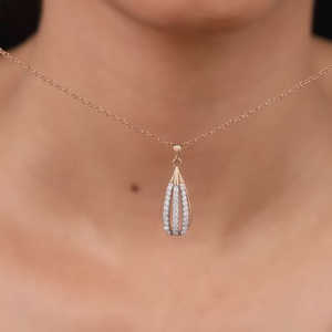 Colliers élégants en or rose avec pendentif en diamant à moustaches - Product Image 1