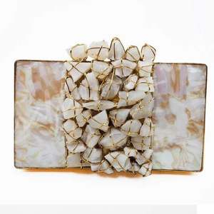 Sac à main en résine écologique de luxe de haute qualité avec broderie artisanale en LUCITE USING LINKED, design personnalisable, meilleur prix - Product Image 1