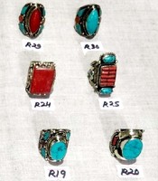 Bagues de mode unisexes faites à la main au Népal, en argent plaqué antique, avec un design floral bohème traditionnel et un serti gypsy en turquoise.